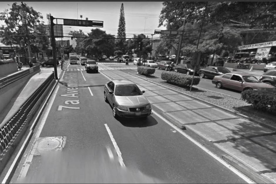 La joven intentó cruzar la avenida con gran tránsito en horas de la mañana. (Foto: Google Maps)