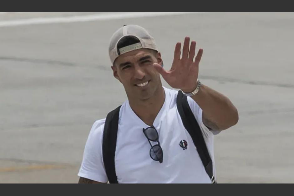 Luis Suárez festeja con Messi el campeonato de Argentina. (Foto: AFP)