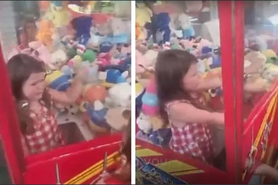 Una menor de edad qued&oacute; atrapada en una maquina de peluches en Australia. (Foto: Captura de pantalla)
