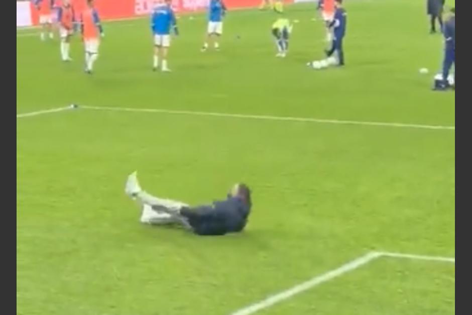 Aficionado fingi&oacute; una ca&iacute;da y le pidi&oacute; matrimonio a su pareja. (Foto: Captura)