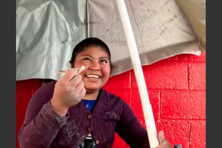 Extranjero le regala dinero a dos mujeres que le regalaban tortillas. (Foto: Captura de pantalla)