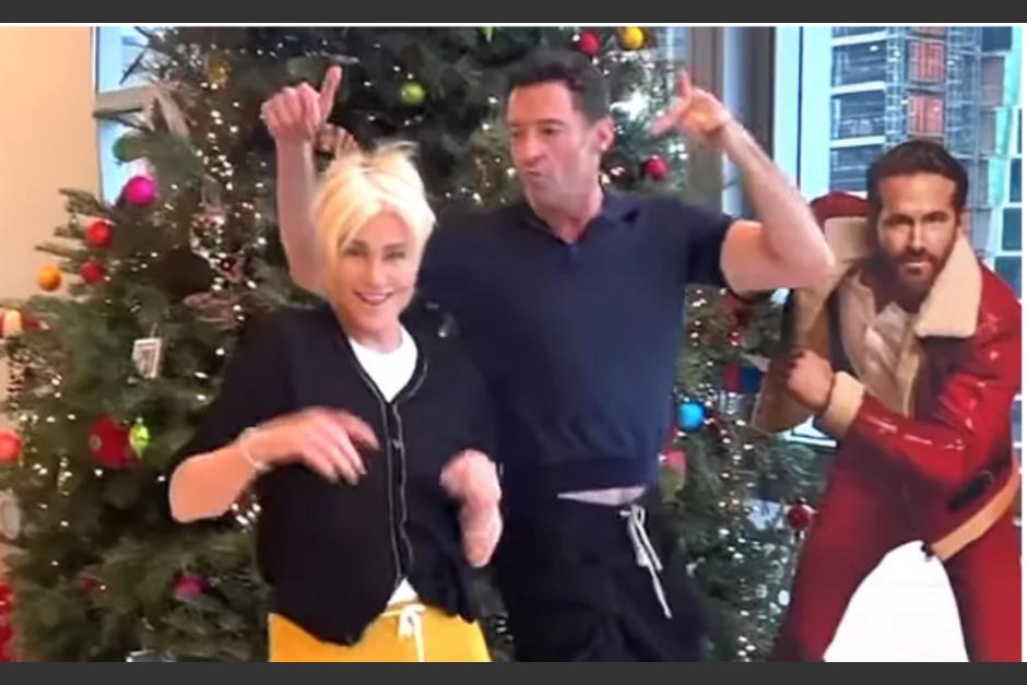 Hugh Jackman y su esposa Deborra-Lee Furness bailan junto a una figura de cart&oacute;n de Ryan Reynolds. (Foto: Captura de pantalla)