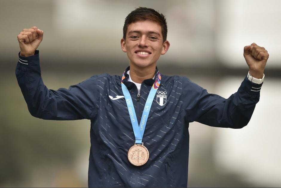 Jos&eacute; Barrondo comparti&oacute; una charla motivacional y canastas navide&ntilde;as con sus ex compa&ntilde;eros lustradores. (Foto: Archivo)