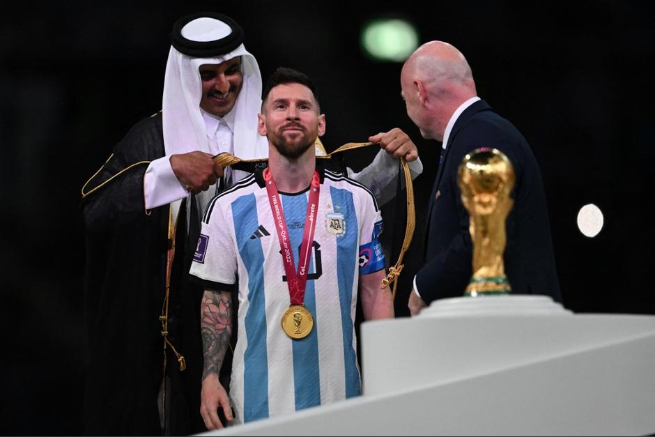 Ofrecen fuerte suma de dinero a Messi por el bisht del Mundial. (Foto: AFP)