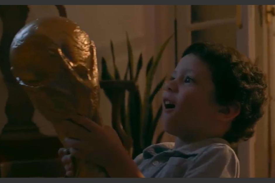 El video muestra a un niño que abre su regalo y recibe la Copa del Mundo. (Captura video)