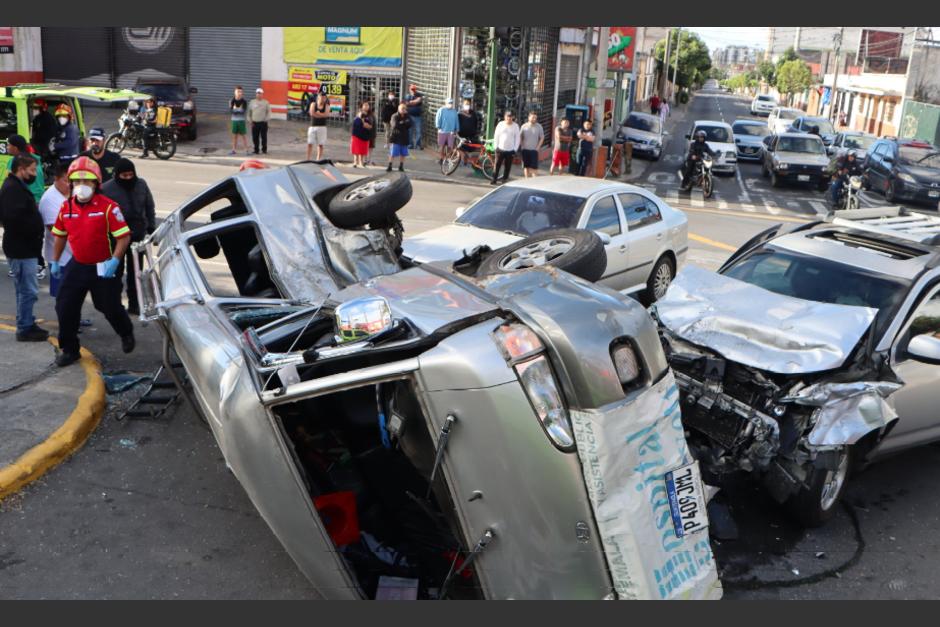 Un fuerte accidente de tránsito se registró en la calzada Roosevelt. (Foto: CBM)&nbsp;