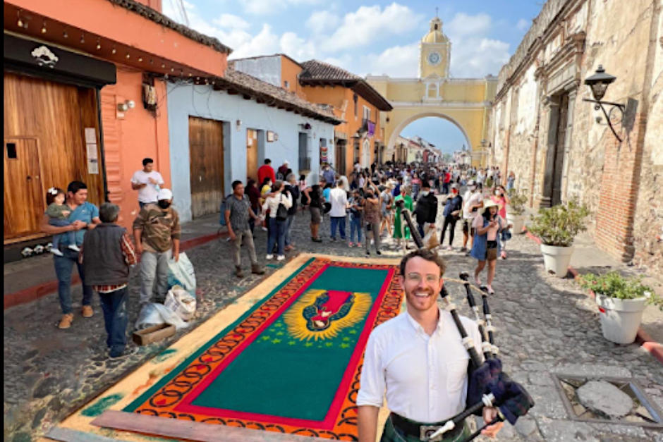El escocés mostró las tradiciones guatemaltecas de Navidad. (Foto: The First Piper)