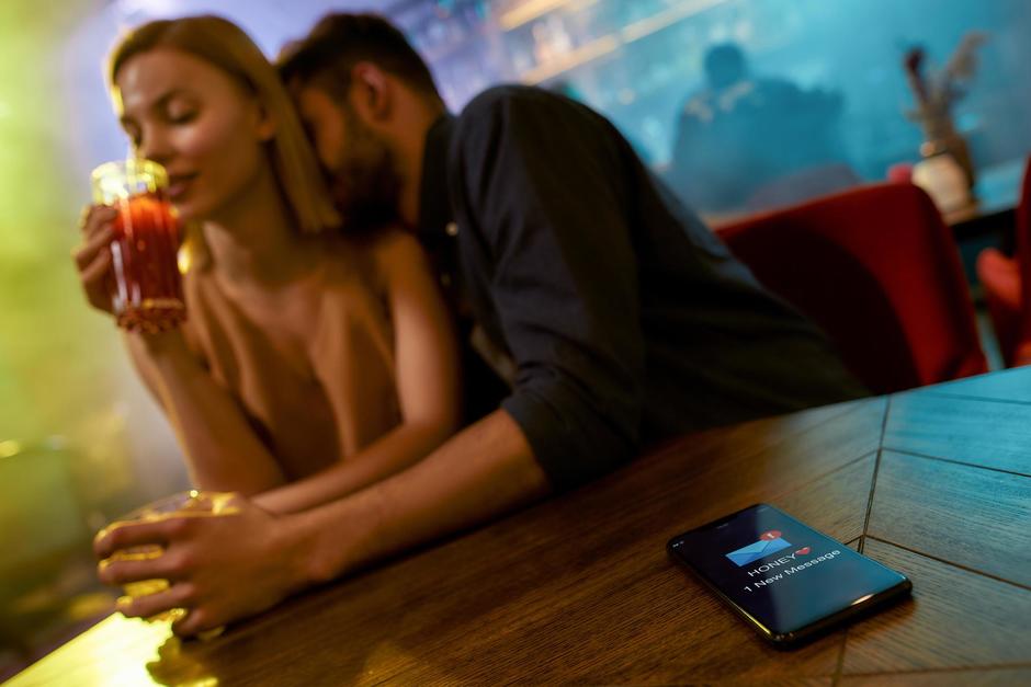 El estudio reveló que mujeres y hombres casados serán infieles durante las fiestas de fin de año. (Foto ilustrativa: Shutterstock)