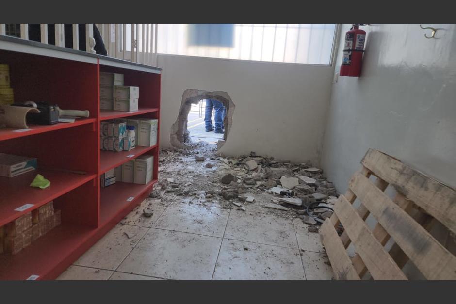 Los saqueadores abrieron un boquete en el pared para robar una farmacia. (Foto: PNC)
