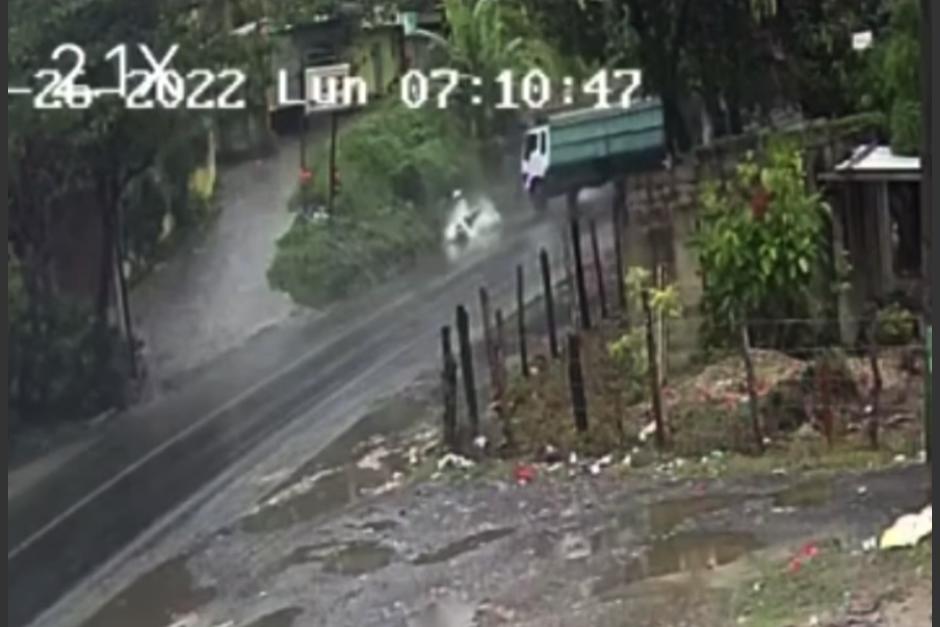 Un cami&oacute;n derrap&oacute; debido a las fuertes lluvias en Puerto Barrios, Izabal. (Foto: Captura de video)