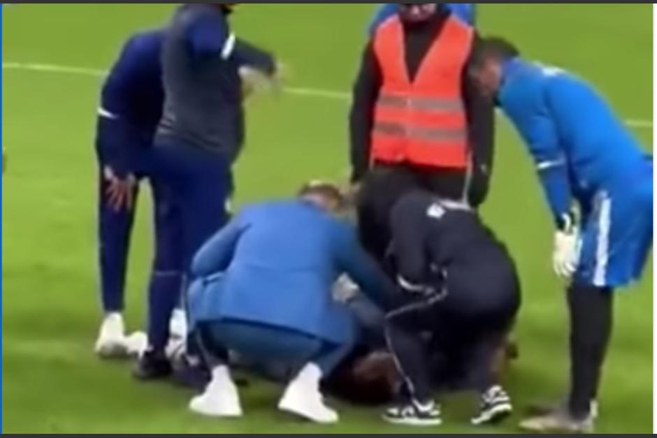 Un aficionado asust&oacute; a todos tras "caer" en plena cancha. (Foto: captura de video)