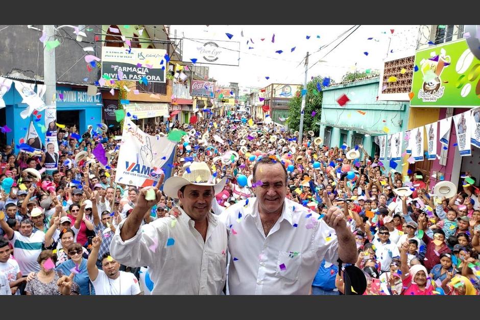 Milton Duarte, precandidato a alcalde por el partido Vamos, acompañado del presidente Alejandro Giammattei durante la campaña electoral del 2019. (Foto: Milton Duarte)