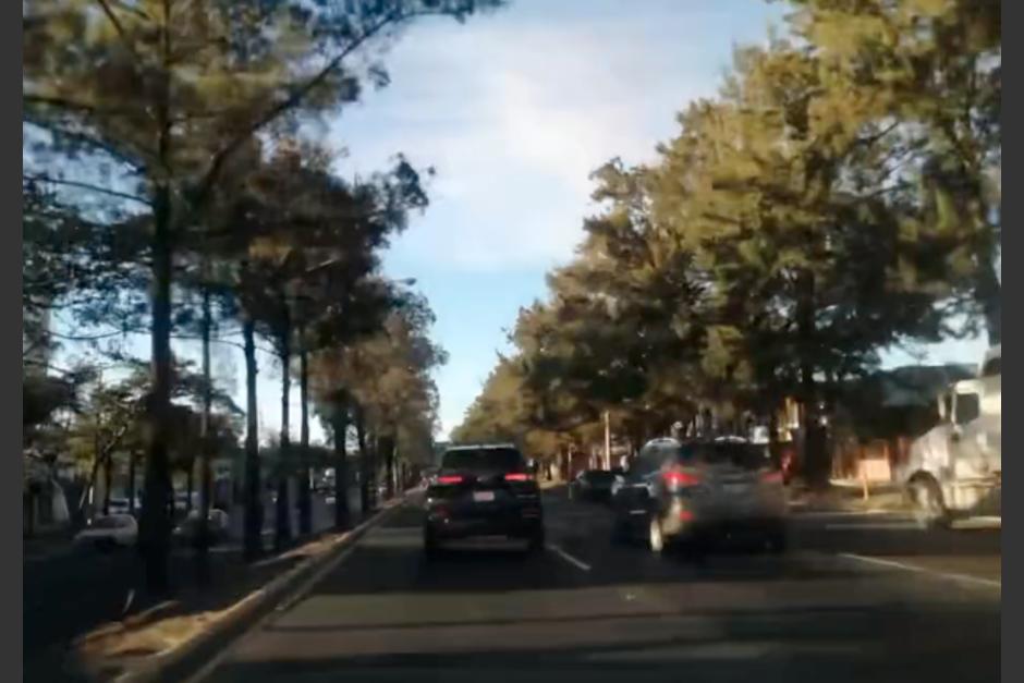 Automovilistas realizan persecución de asaltantes en un sector del Periférico. (Foto: captura de pantalla)&nbsp;