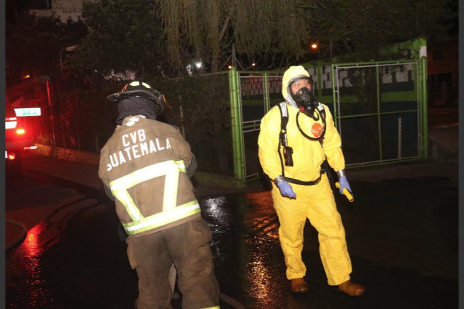 Bomberos Voluntarios atendieron la emergencia de una fuga de cloro en zona 6. (Foto: Bomberos Voluntarios)&nbsp;