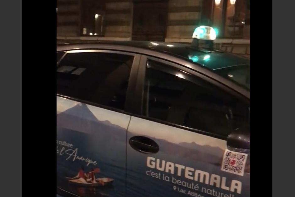El taxi con publicidad del turismo en Guatemala fue estacionado en una calle de París, Francia. (Foto: captura de pantalla)&nbsp;