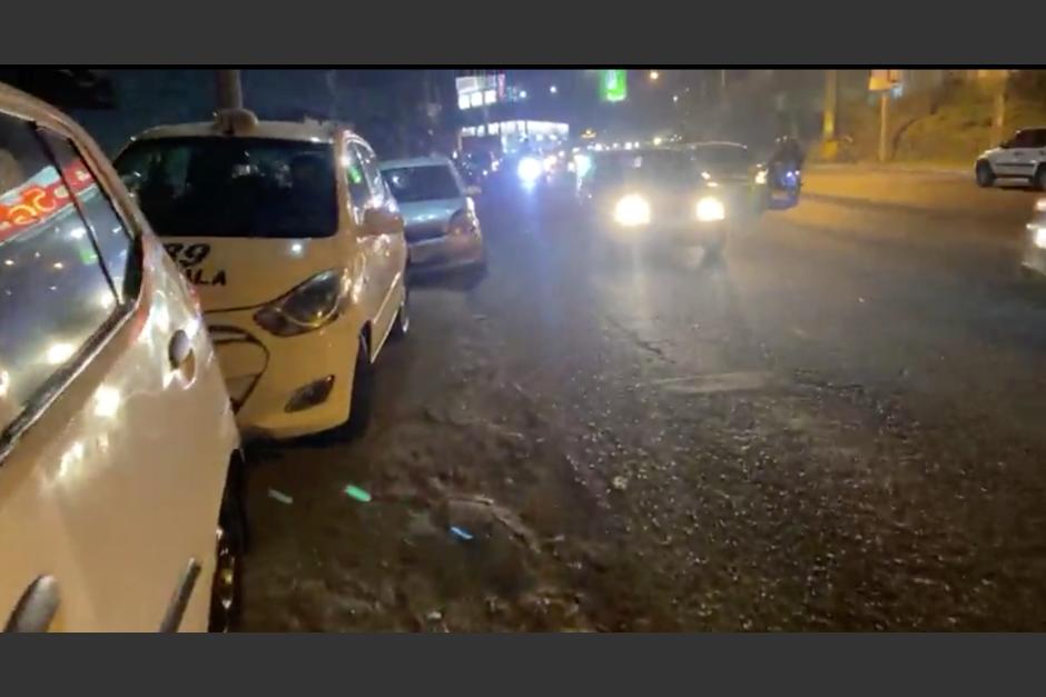 Al menos diez vehículos estuvieron involucrados en un accidente de tránsito múltiple al final de la Avenida Petapa. (Foto: captura de video/Noticias Ciudad Real)