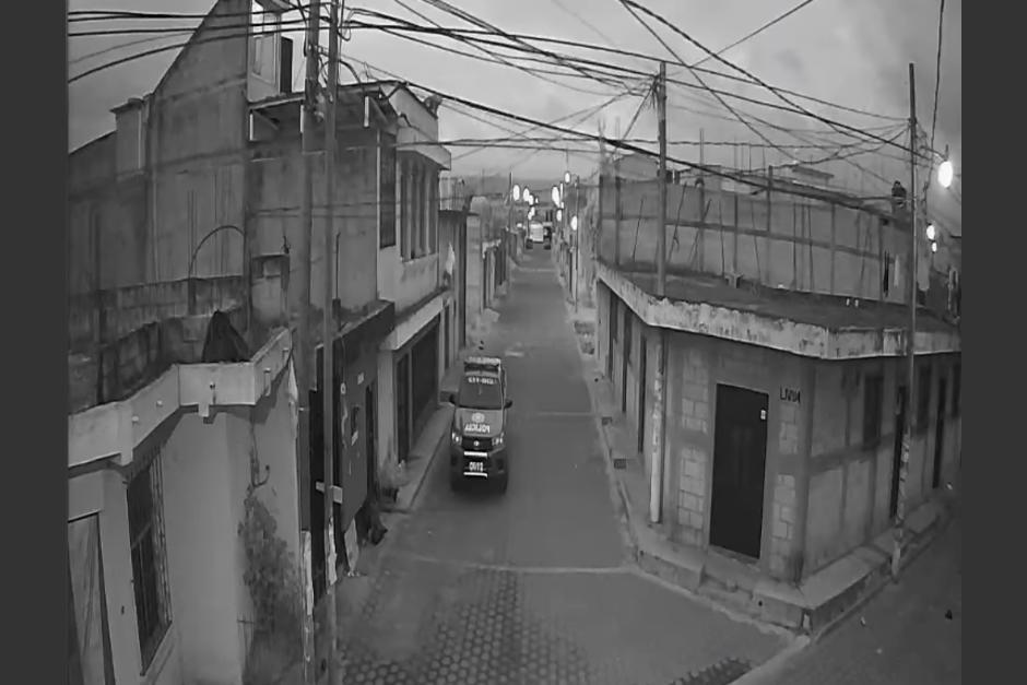 El presunto delincuente que huyó a través de una terraza en Chimaltenango. (Foto: captura de video)