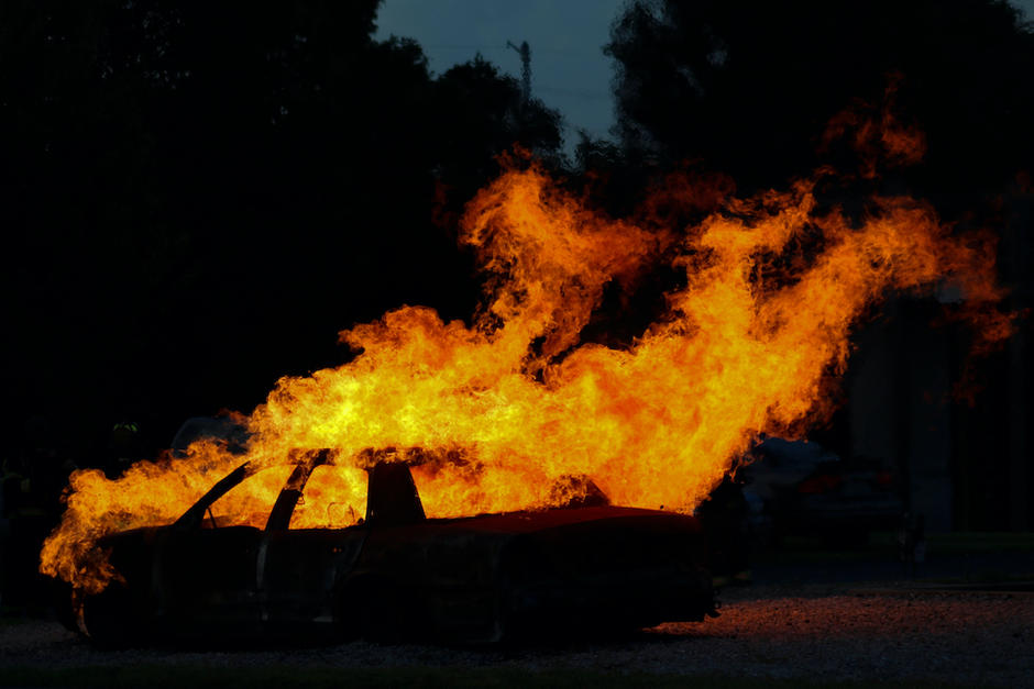 Un vehículo se incendió al chocar contra un poste. (Foto Ilustrativa: Shutterstock)