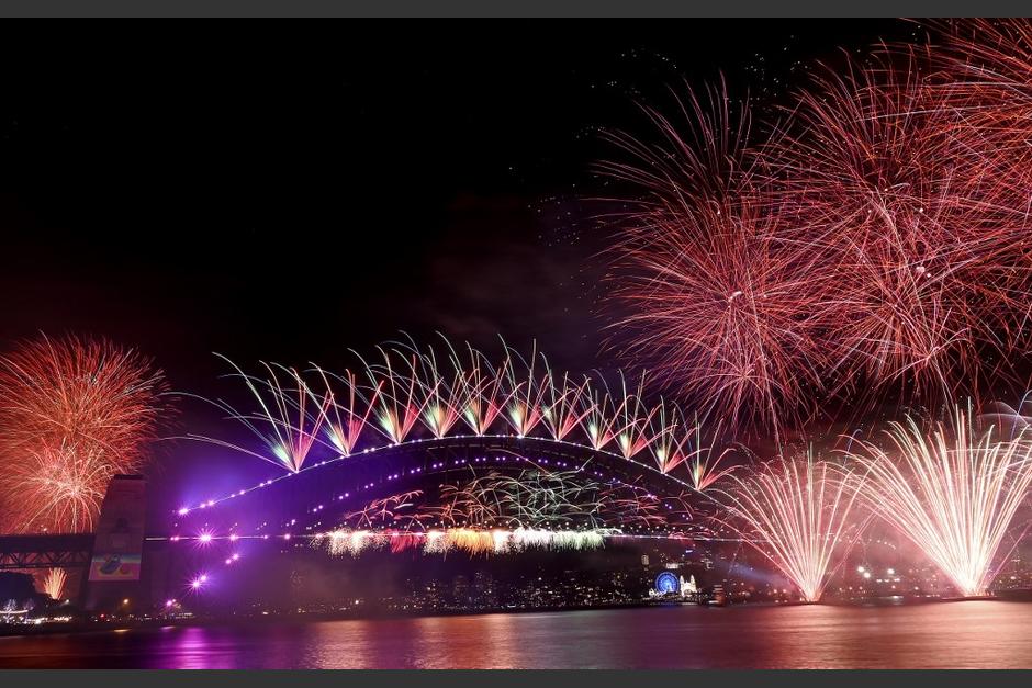 Sídney, Australia, se iluminó con espectacular show de luces artificiales para recibir el año 2023. (Foto: AFP)&nbsp;
