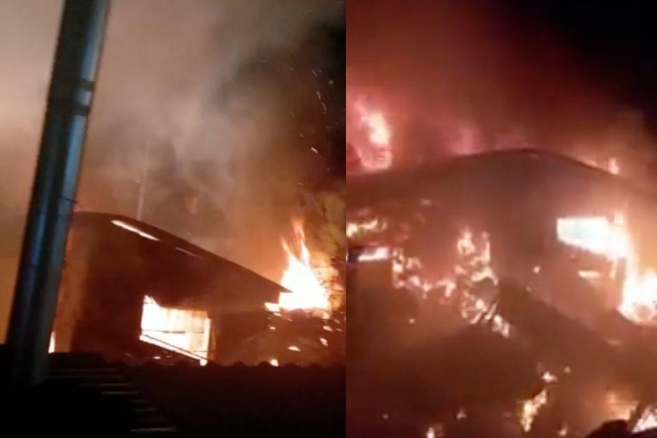 Un incendio de grandes proporciones consumió una vivienda en Retalhuleu. (Foto: Captura de video)