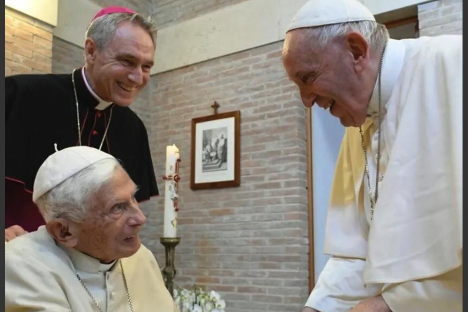 El papa Francisco rindió homenaje a su antecesor, Benedicto XVI. (Foto: AFP)