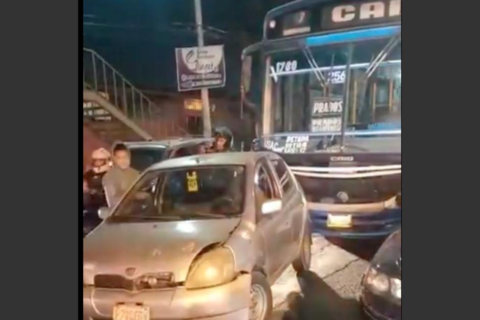 Diez carros fueron embestidos la noche del viernes 30 de diciembre por un Transurbano. (Foto: Captura de video)&nbsp;