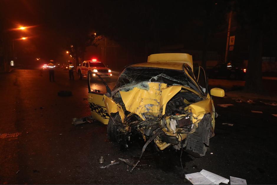 Vehículo colisionó contra un árbol en la Calzada San Juan. (Foto: Bomberos Voluntarios)