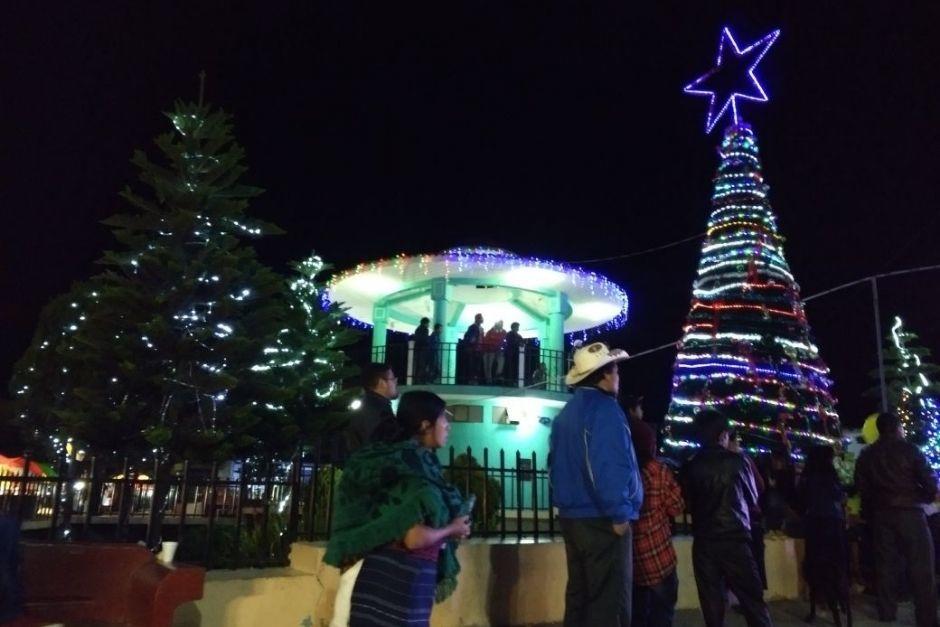 Autoridades municipales instalaron un &aacute;rbol de Navidad en el parque central de Cajol&aacute;, Quetzaltenango y le prendieron fuego. (Foto: Twitter/La Voz de Xela)