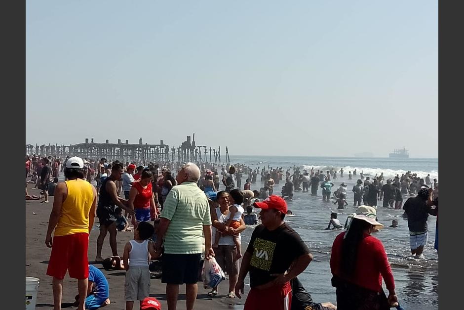 Cientos de personas acudieron a las diferentes playas del pa&iacute;s para recibir el A&ntilde;o Nuevo. (Foto: El Escuintleco)