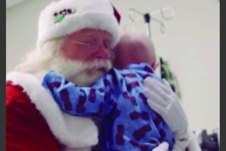 Un hombre que se disfraz&oacute; de Santa Claus pas&oacute; uno de los momentos m&aacute;s emotivos y tristes de su vida. (Foto: El Siglo Torre&oacute;n)