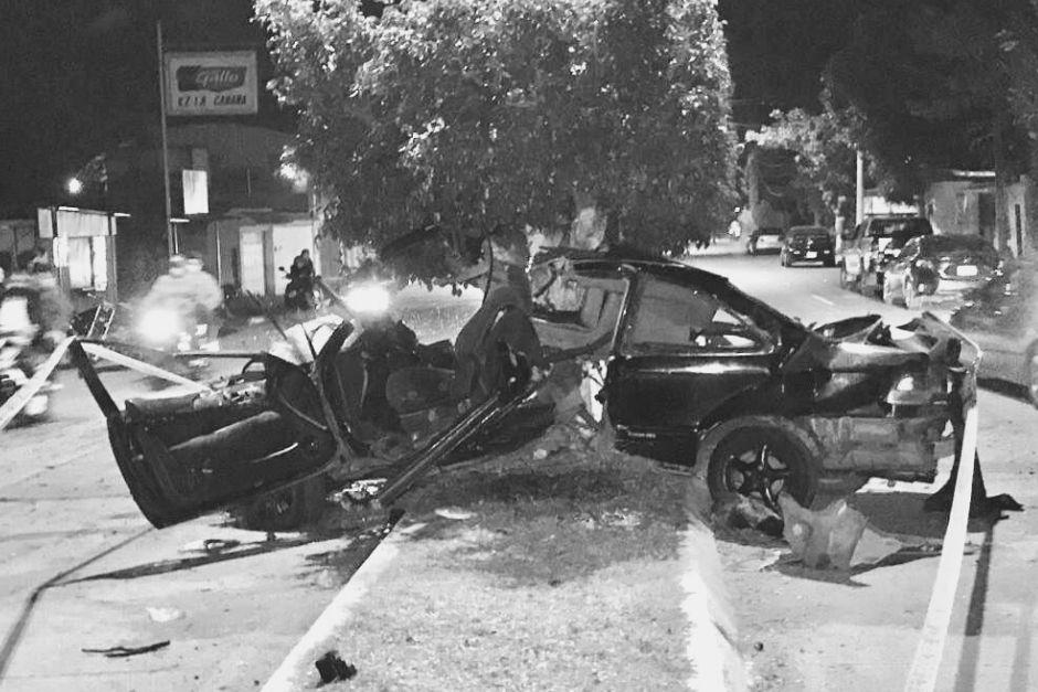Sa&uacute;l Rodas se estrell&oacute; contra un &aacute;rbol en la Calzada Flora de Ramos en Sanarate, El Progreso. (Foto: redes sociales)