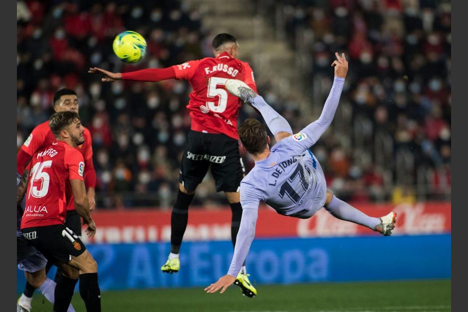 El jugador neerland&eacute;s se luci&oacute; con la jugada, pero el travesa&ntilde;o se interpuso. (Foto: AFP)