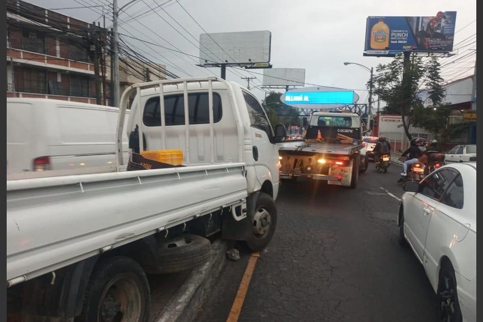 El conductor del camión se subió sobre un arriate en la Calzada San Juan sin imaginar que se quedaría atorado. (Foto: Emixtra)