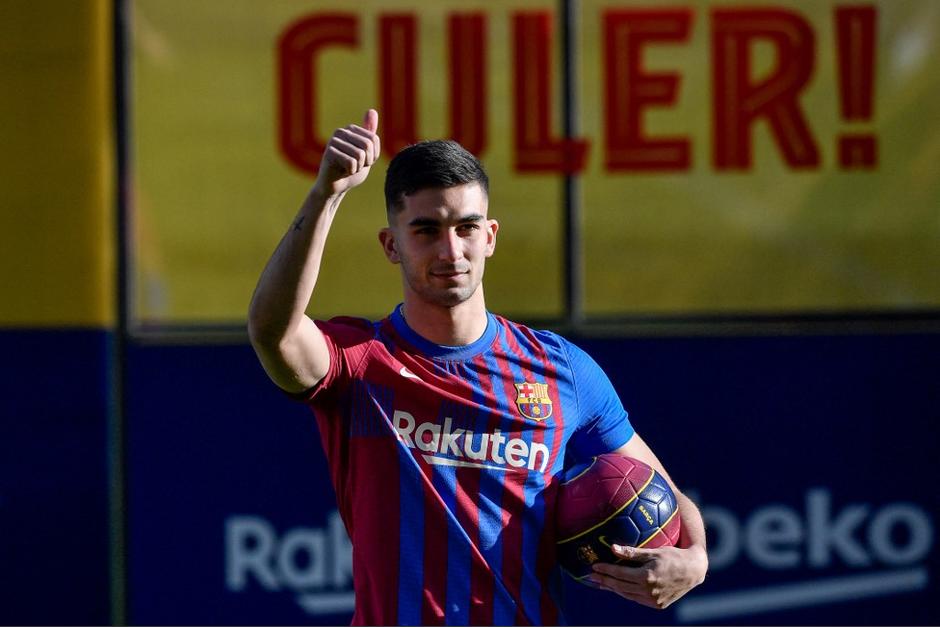 El joven jugador finalmente fue presentado en las filas del FC Barcelona. (Foto: AFP)