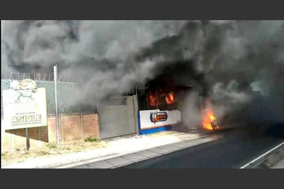 Un pavoroso incendio se registra en una bodega y sala de ventas de un negocio de motocicletas en Amatitlán. (Foto: redes sociales)