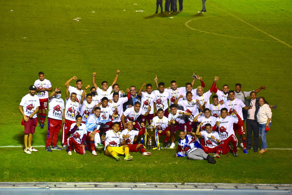 El plantel fronterizo se quedó hasta altas horas de la noche celebrando el título. (Foto: Fredy Hernández/Soy502)
