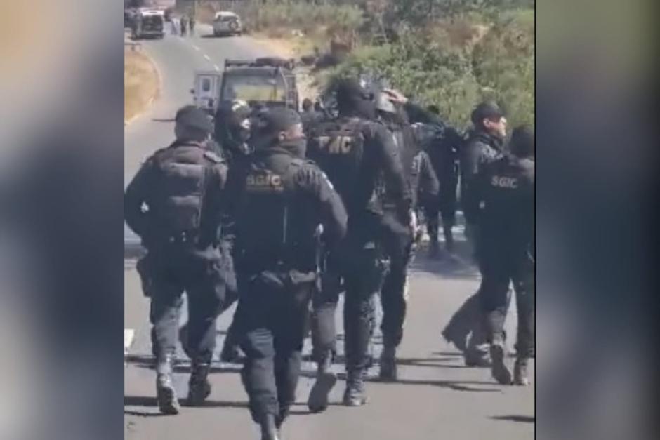 La PNC y Ejército tuvieron que abandonar Nahualá ante la presión de pobladores de una comunidad. (Foto: captura de video)&nbsp;