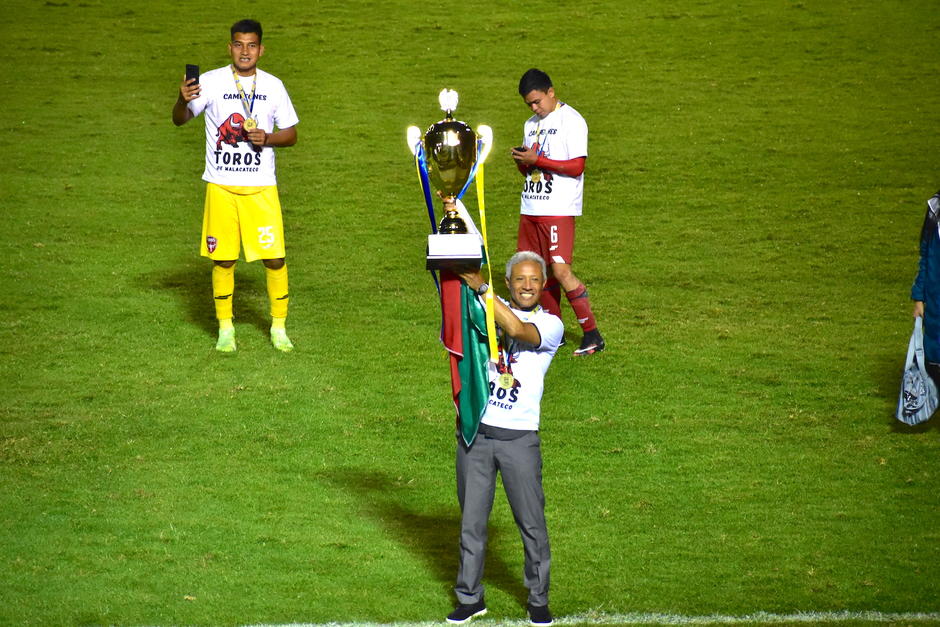 El técnico mexicano logró guiar a los Toros a su primer título nacional. (Foto: Fredy Hernández/Soy502)