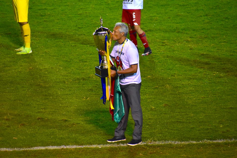 El mexicano besa el t&iacute;tulo con el que se consagr&oacute; Malacateco. (Foto: Fredy Hern&aacute;ndez/Soy502)