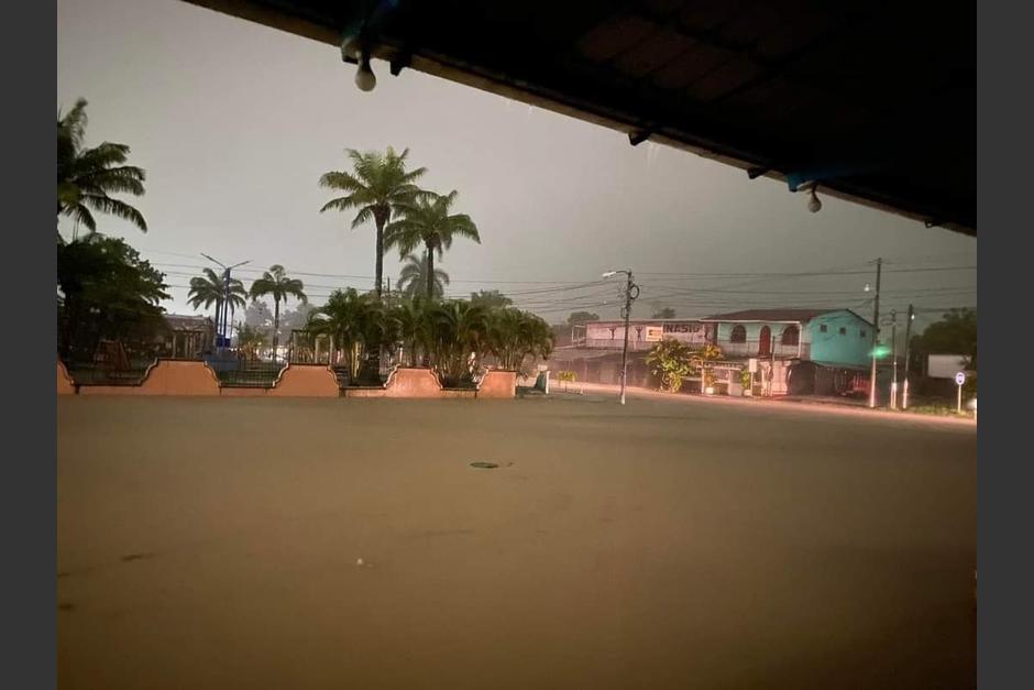 Debido a las fuertes lluvias en Puerto Barrios se han inundado las calles del Municipio. (Foto: Cruz Roja)&nbsp;
