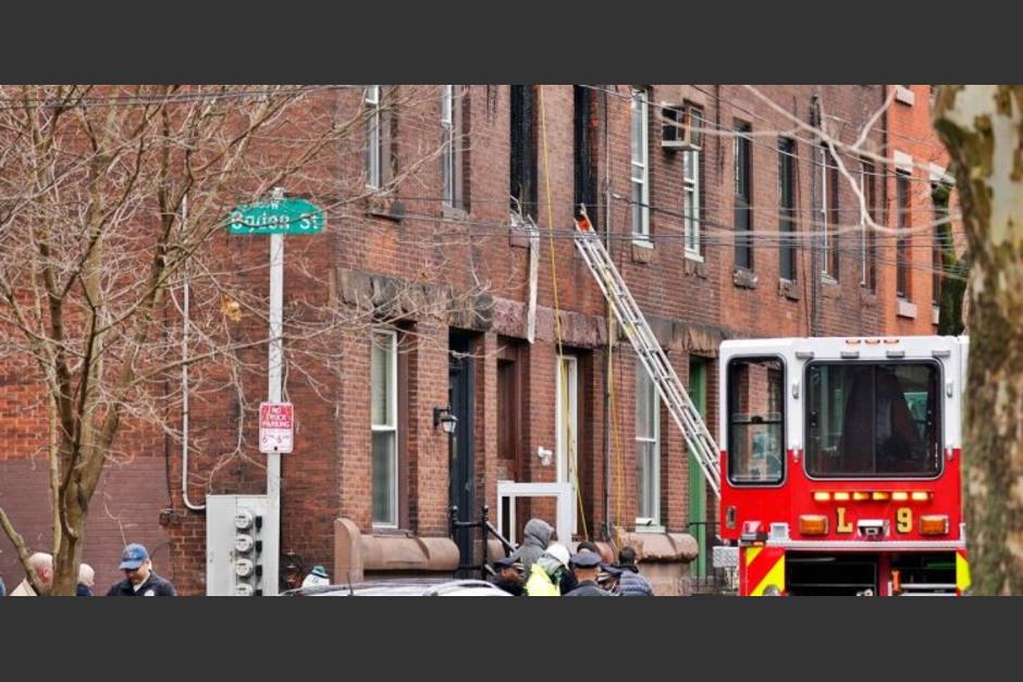Un incendio de grandes proporciones arrasó una casa la madrugada del miércoles en Filadelfia, en donde murieron 13 personas, incluidos siete niños. (Foto: noticiasdelmundo.news)