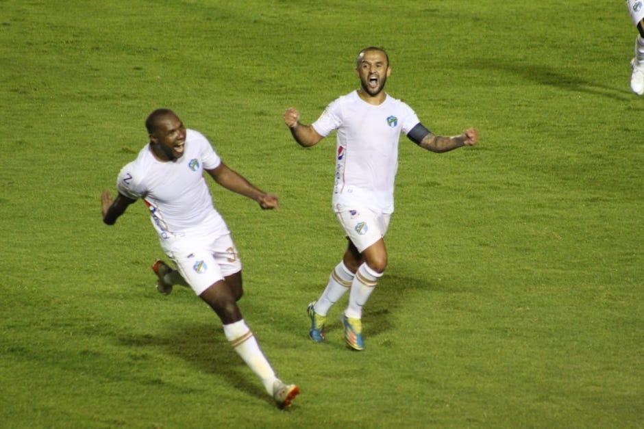 Jos&eacute; el "Moyo" Contreras se hizo un tatuaje por el t&iacute;tulo de Concacaf de Comunicaciones. (Foto: Cindy Alonzo / Soy502)