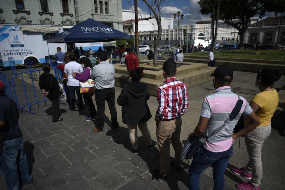 As&iacute; se encuentran las filas para realizarse pruebas de covid-19 en el laboratorio m&oacute;vil en el Parque Central. (Foto: Wilder L&oacute;pez/Soy502)