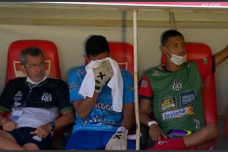 El guardameta estuvo dolido por la decisi&oacute;n de su entrenador por sacarlo en un momento decisivo. (Captura Video)
