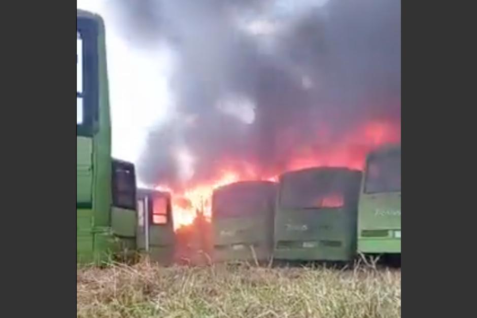 Al menos 7 unidades del Transmetro fueron consumidas en su totalidad por un incendio que se registr&oacute; en un predio. (Foto: captura de video)