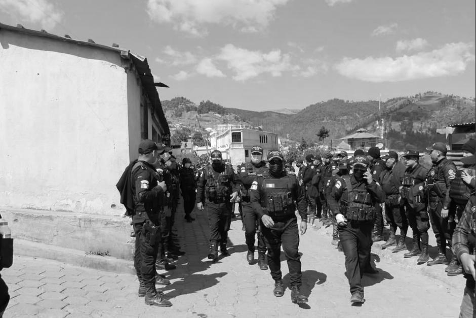 El Gobierno difundi&oacute; por error esquelas con nombres y fotograf&iacute;as de cuatro agentes que no murieron en el conflicto en Nahual&aacute;. (Foto: PNC)