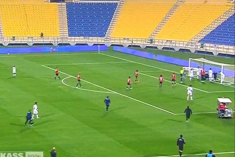 Un jugador se desplomó en pleno partido del fútbol de Catar. Los médicos tuvieron que aplicar técnicas de reanimación. (Foto: Marca)