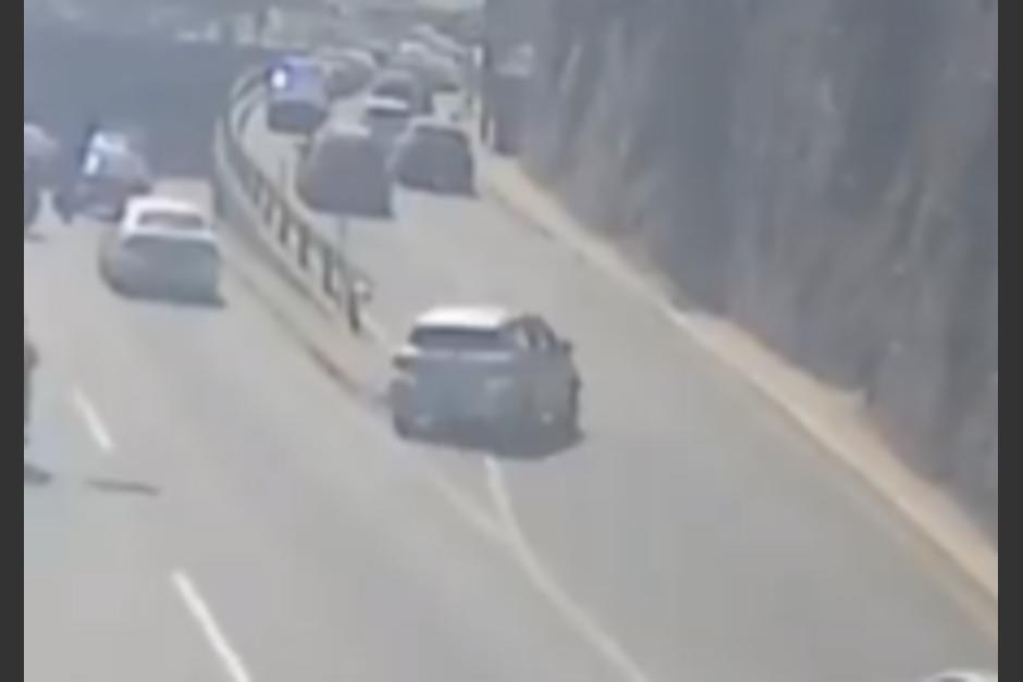 Un veh&iacute;culo perdi&oacute; el control y choc&oacute; contra un pared&oacute;n en la zona 18. (Foto: Captura de video)