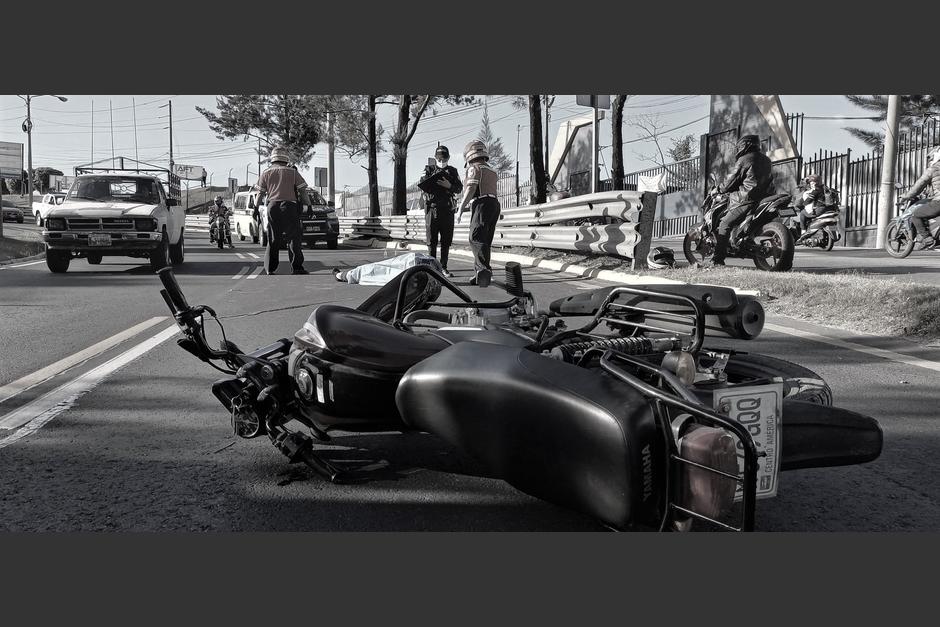 El conductor de una motocicleta muri&oacute; en un accidente de tr&aacute;nsito que se registr&oacute; en la zona 5. (Foto: Bomberos Municipales)