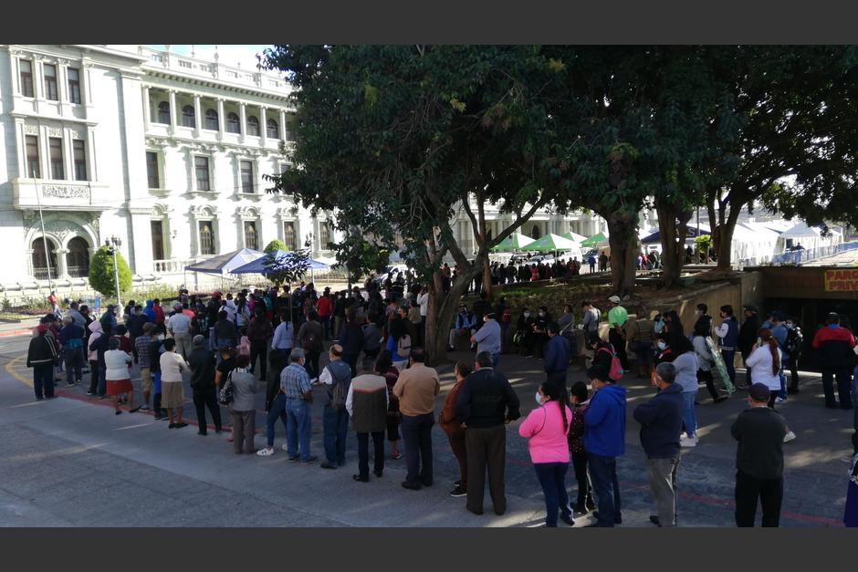 Desde tempranas horas de este domingo 9 de enero, guatemaltecos acuden a los centros de vacunaci&oacute;n contra el Covid-19. (Foto: Twitter)